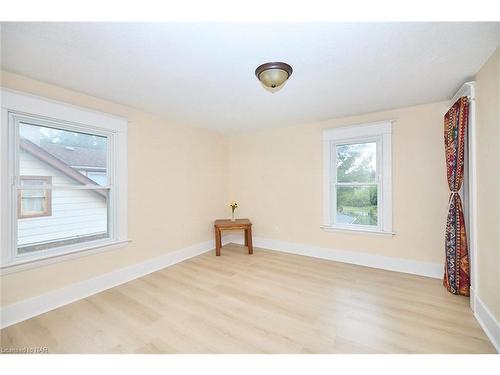 4631 Fifth Avenue, Niagara Falls, ON - Indoor Photo Showing Other Room