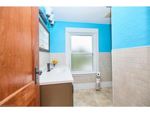 4631 Fifth Avenue, Niagara Falls, ON - Indoor Photo Showing Bathroom