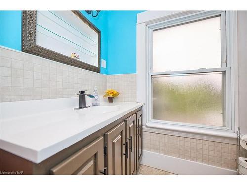 4631 Fifth Avenue, Niagara Falls, ON - Indoor Photo Showing Bathroom