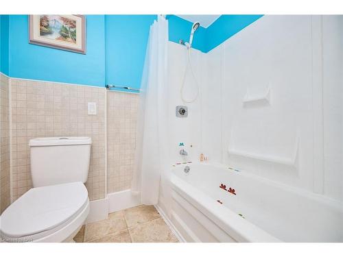 4631 Fifth Avenue, Niagara Falls, ON - Indoor Photo Showing Bathroom