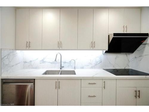 24 Riverview Boulevard, St. Catharines, ON - Indoor Photo Showing Kitchen