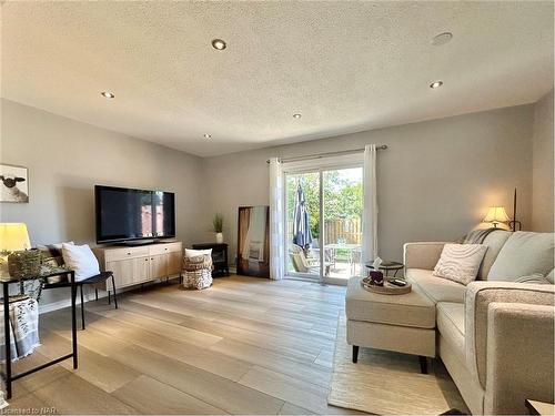 1-131 Rockwood Avenue, St. Catharines, ON - Indoor Photo Showing Living Room