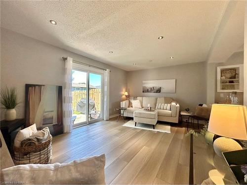 1-131 Rockwood Avenue, St. Catharines, ON - Indoor Photo Showing Living Room