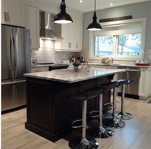 410 Lakewood Avenue, Crystal Beach, ON - Indoor Photo Showing Kitchen With Upgraded Kitchen