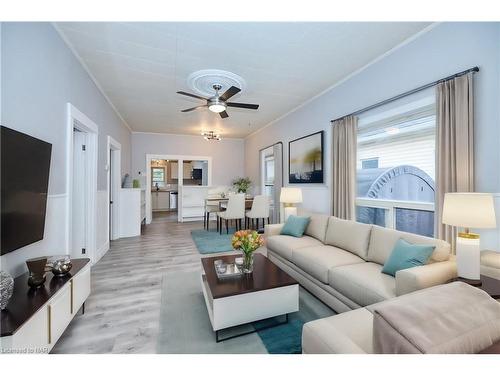 10 Mcghie Street, St. Catharines, ON - Indoor Photo Showing Living Room