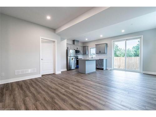 1-121A Moffatt Street, St. Catharines, ON - Indoor Photo Showing Kitchen