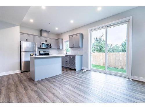 1-121A Moffatt Street, St. Catharines, ON - Indoor Photo Showing Kitchen