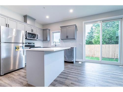 1-121A Moffatt Street, St. Catharines, ON - Indoor Photo Showing Kitchen