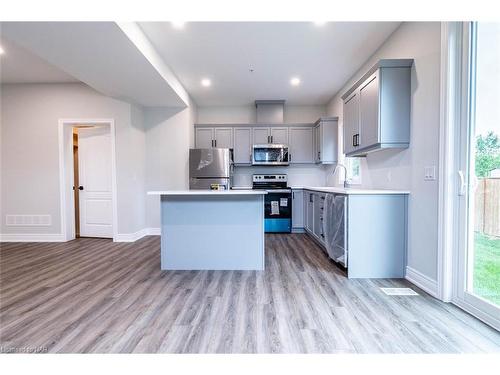 1-121A Moffatt Street, St. Catharines, ON - Indoor Photo Showing Kitchen