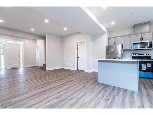 1-121A Moffatt Street, St. Catharines, ON - Indoor Photo Showing Kitchen