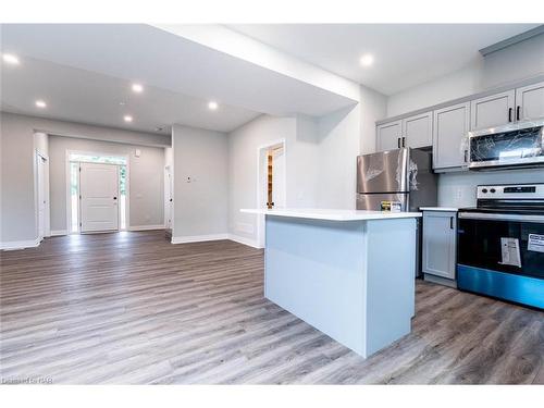 1-121A Moffatt Street, St. Catharines, ON - Indoor Photo Showing Kitchen