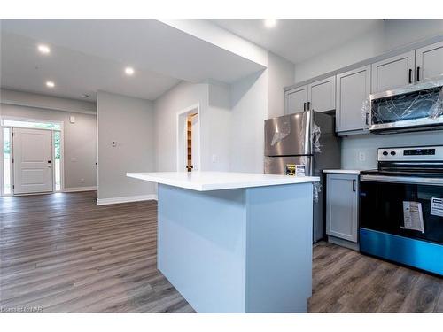 1-121A Moffatt Street, St. Catharines, ON - Indoor Photo Showing Kitchen