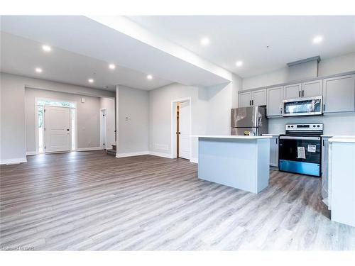 1-121A Moffatt Street, St. Catharines, ON - Indoor Photo Showing Kitchen