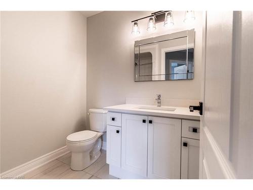 1-121A Moffatt Street, St. Catharines, ON - Indoor Photo Showing Bathroom