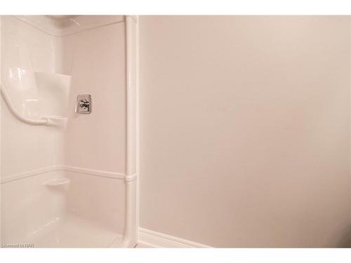 1-121A Moffatt Street, St. Catharines, ON - Indoor Photo Showing Bathroom