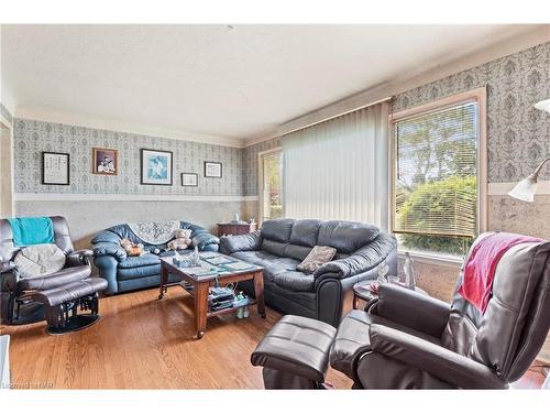 36 Spring Garden Boulevard, St. Catharines, ON - Indoor Photo Showing Living Room