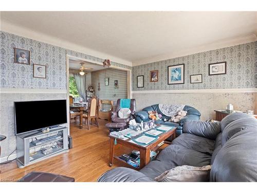 36 Spring Garden Boulevard, St. Catharines, ON - Indoor Photo Showing Living Room