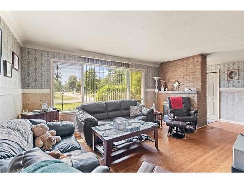 36 Spring Garden Boulevard, St. Catharines, ON - Indoor Photo Showing Living Room