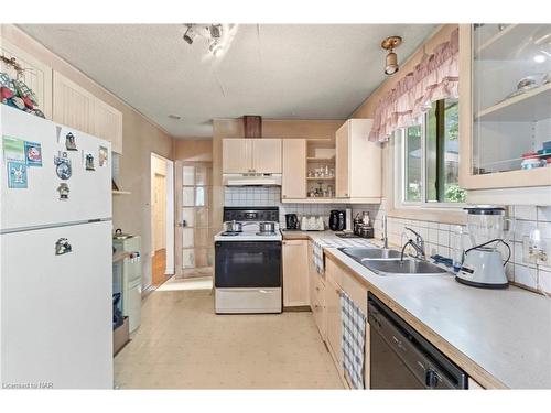 36 Spring Garden Boulevard, St. Catharines, ON - Indoor Photo Showing Kitchen With Double Sink