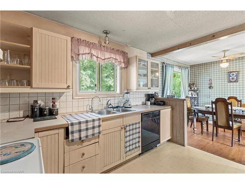 36 Spring Garden Boulevard, St. Catharines, ON - Indoor Photo Showing Kitchen With Double Sink