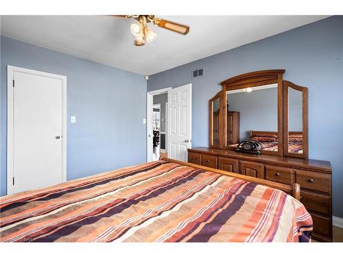 11 Meadowvale Drive, St. Catharines, ON - Indoor Photo Showing Bedroom