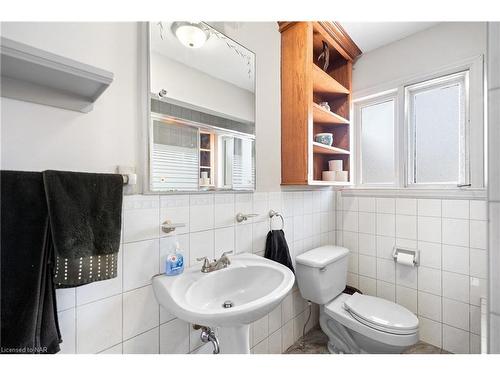 11 Meadowvale Drive, St. Catharines, ON - Indoor Photo Showing Bathroom