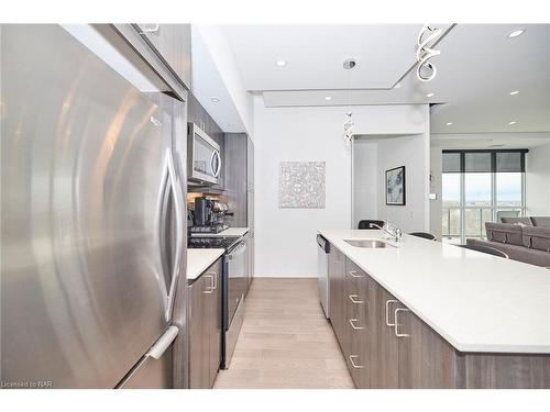 809-7711 Green Vista Gate, Niagara Falls, ON - Indoor Photo Showing Kitchen With Upgraded Kitchen