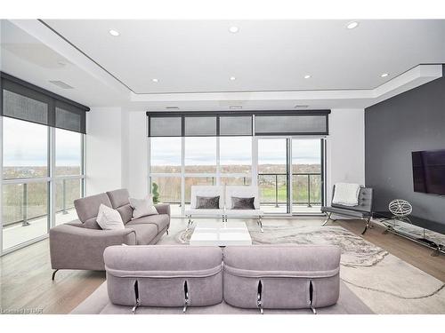 809-7711 Green Vista Gate, Niagara Falls, ON - Indoor Photo Showing Living Room