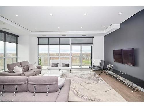 809-7711 Green Vista Gate, Niagara Falls, ON - Indoor Photo Showing Living Room