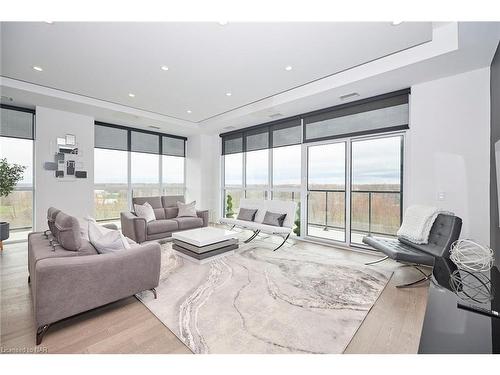 809-7711 Green Vista Gate, Niagara Falls, ON - Indoor Photo Showing Living Room