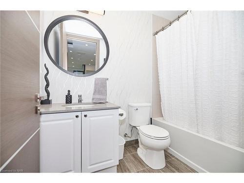 809-7711 Green Vista Gate, Niagara Falls, ON - Indoor Photo Showing Bathroom