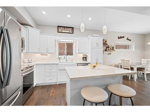 10 Harmony Way, Thorold, ON - Indoor Photo Showing Kitchen With Upgraded Kitchen