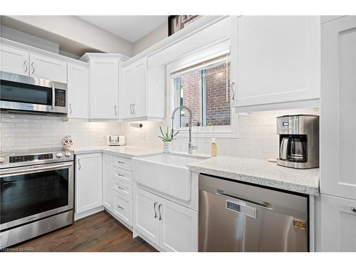 10 Harmony Way, Thorold, ON - Indoor Photo Showing Kitchen With Upgraded Kitchen