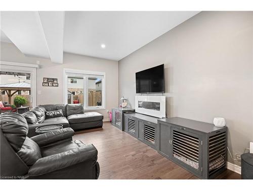 10 Harmony Way, Thorold, ON - Indoor Photo Showing Living Room