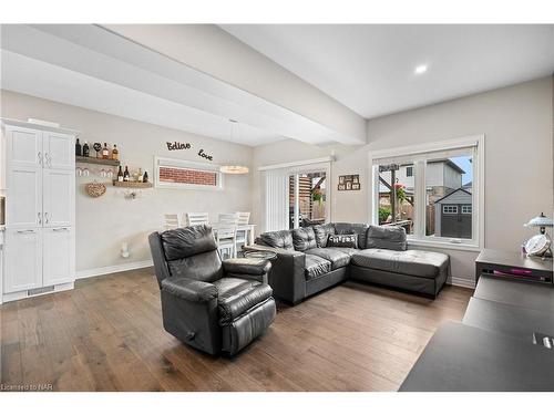 10 Harmony Way, Thorold, ON - Indoor Photo Showing Living Room