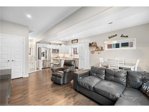 10 Harmony Way, Thorold, ON - Indoor Photo Showing Living Room