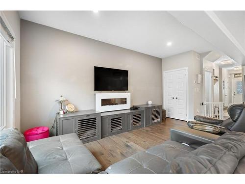 10 Harmony Way, Thorold, ON - Indoor Photo Showing Living Room