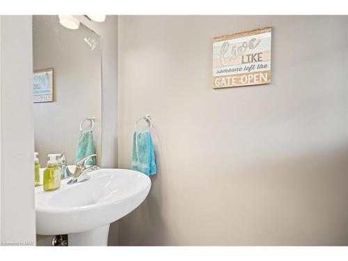 10 Harmony Way, Thorold, ON - Indoor Photo Showing Bathroom