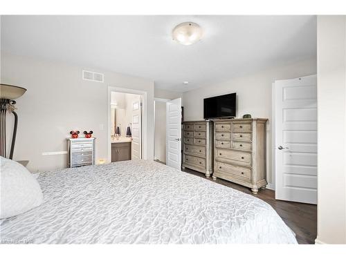 10 Harmony Way, Thorold, ON - Indoor Photo Showing Bedroom