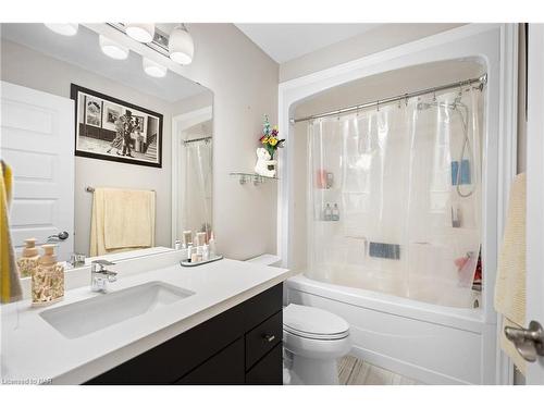 10 Harmony Way, Thorold, ON - Indoor Photo Showing Bathroom