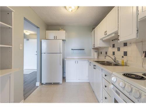 809-365 Geneva Street, St. Catharines, ON - Indoor Photo Showing Kitchen With Double Sink