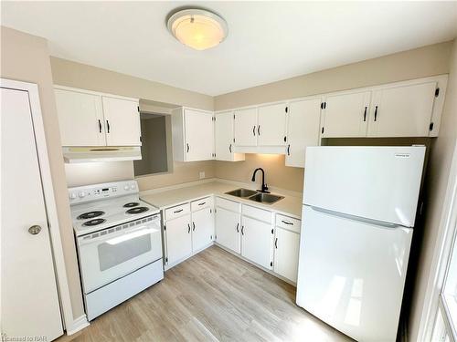 10-75 Ventura Drive, St. Catharines, ON - Indoor Photo Showing Kitchen With Double Sink