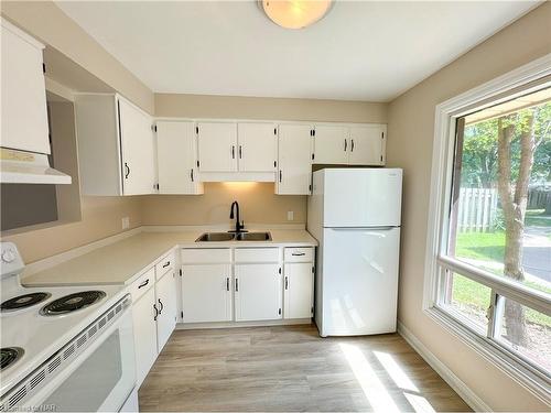 10-75 Ventura Drive, St. Catharines, ON - Indoor Photo Showing Kitchen With Double Sink