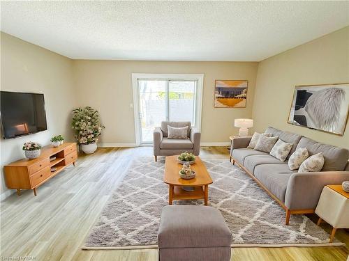 10-75 Ventura Drive, St. Catharines, ON - Indoor Photo Showing Living Room