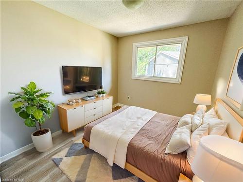 10-75 Ventura Drive, St. Catharines, ON - Indoor Photo Showing Bedroom