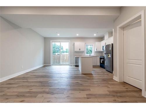 2-121A Moffatt Street, St. Catharines, ON - Indoor Photo Showing Kitchen