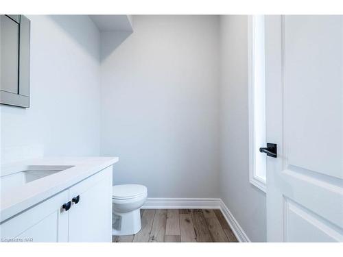 2-121A Moffatt Street, St. Catharines, ON - Indoor Photo Showing Bathroom