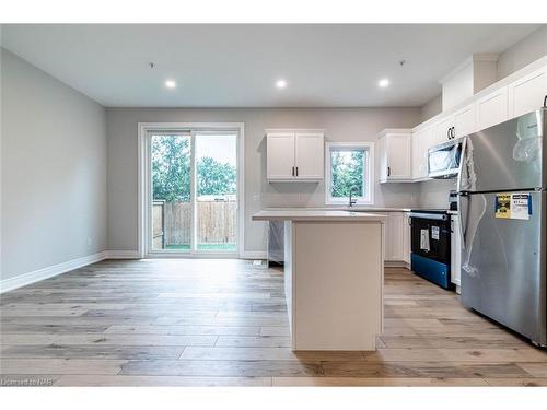 2-121A Moffatt Street, St. Catharines, ON - Indoor Photo Showing Kitchen