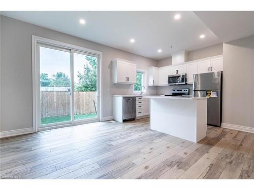 2-121A Moffatt Street, St. Catharines, ON - Indoor Photo Showing Kitchen