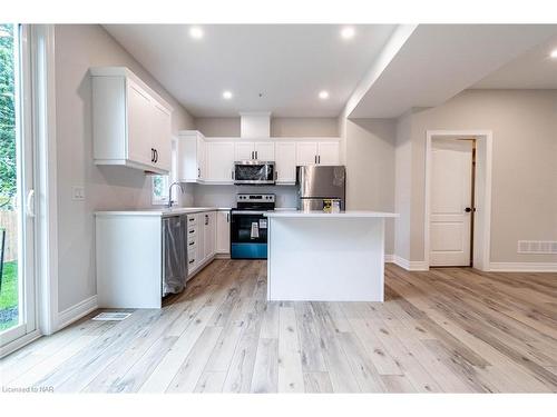 2-121A Moffatt Street, St. Catharines, ON - Indoor Photo Showing Kitchen